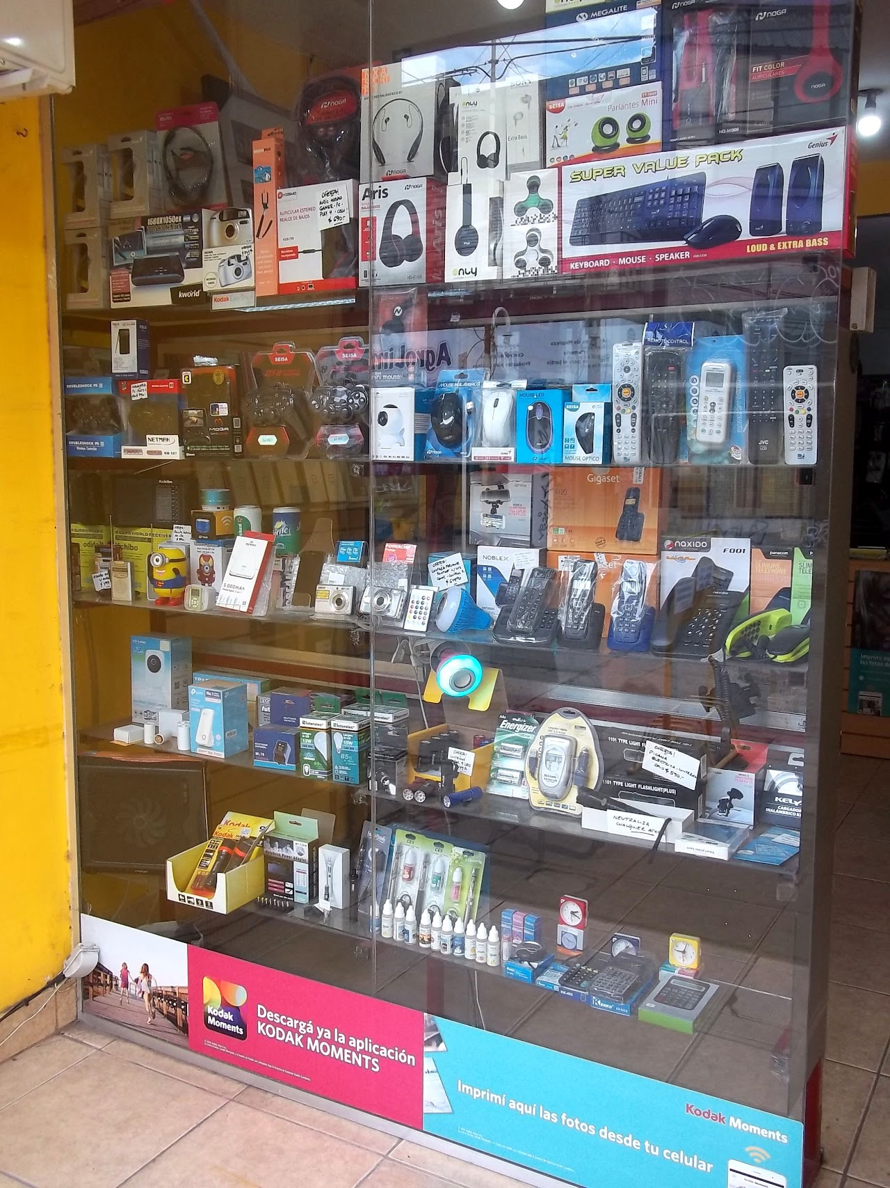 Vidriera de electrónica en ZOOM Castelar